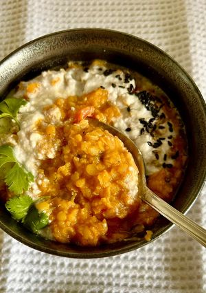 Una foto de Dhal de lentejas coral y leche de coco