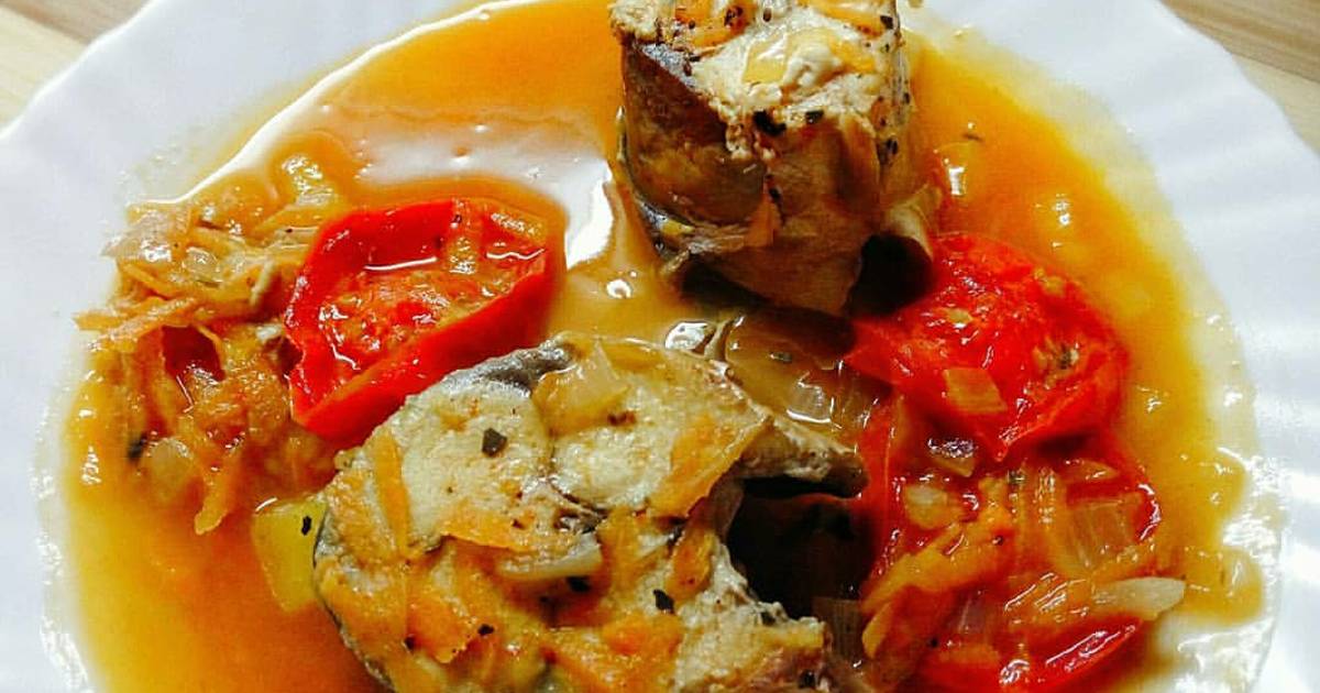 Скумбрия тушеная с овощами рецепт. Скумбрия тушеная с овощами. Скумбрия с овощами на сковороде. Скумбрия тушеная с овощами на сковороде. Тушеная макрель с овощами.