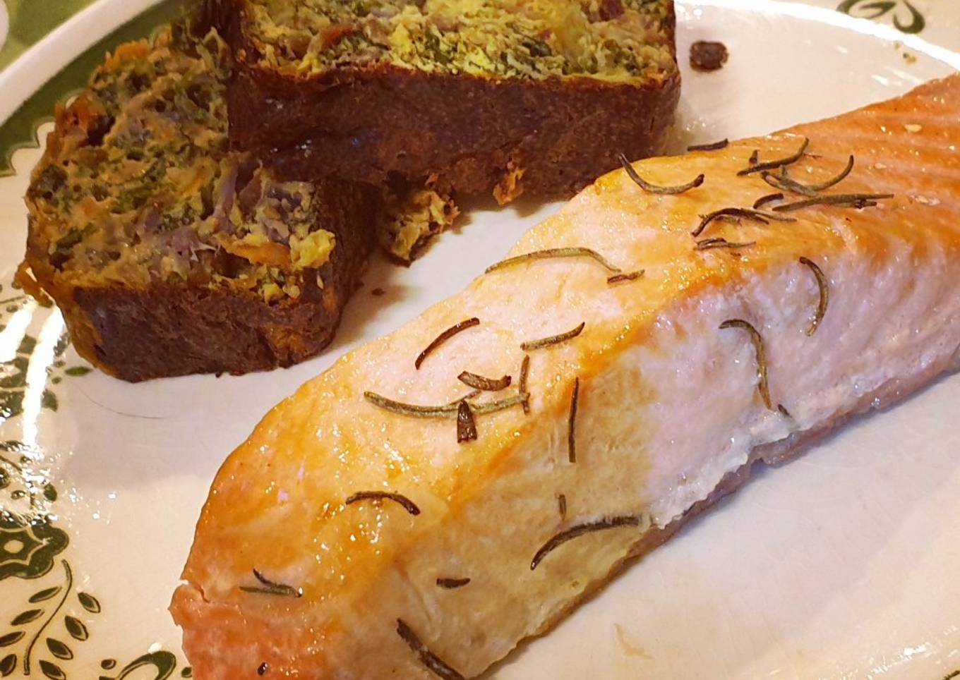 Salmón rosado con budín de verduras