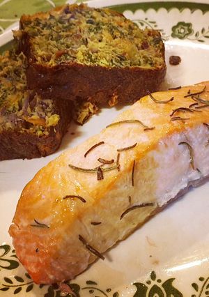 Una foto de Salmón rosado con budín de verduras