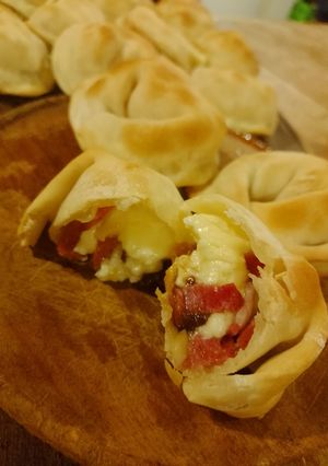 Una foto de Empanadas de jamón crudo y ciruelas