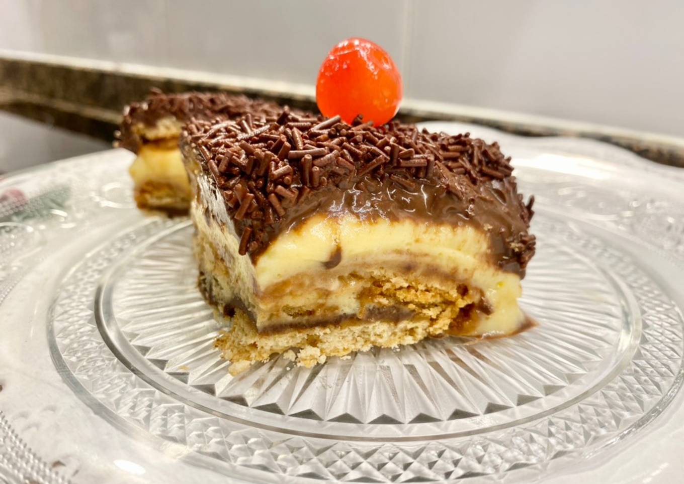 Pastel de galletas con crema de vainilla y chocolate