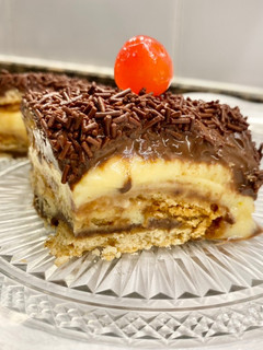 Una foto de Pastel de galletas con crema de vainilla y chocolate