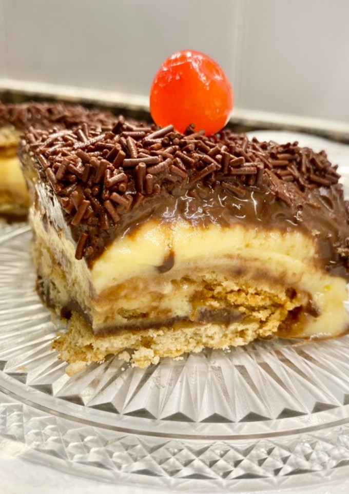 Una foto de Pastel de galletas con crema de vainilla y chocolate