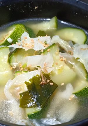 Hình của món Canh bí ngòi bắp cải ruốc nấm keto.