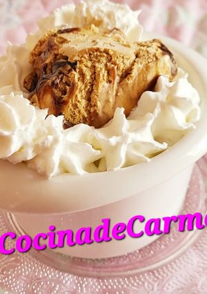 Una foto de Cuajada de Chocolate con Oreo, Nata y Helado