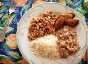 Una foto de Carne de cerdo molida con curry amarillo tailandés