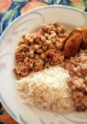 Una foto de Carne de cerdo molida con curry amarillo tailandés