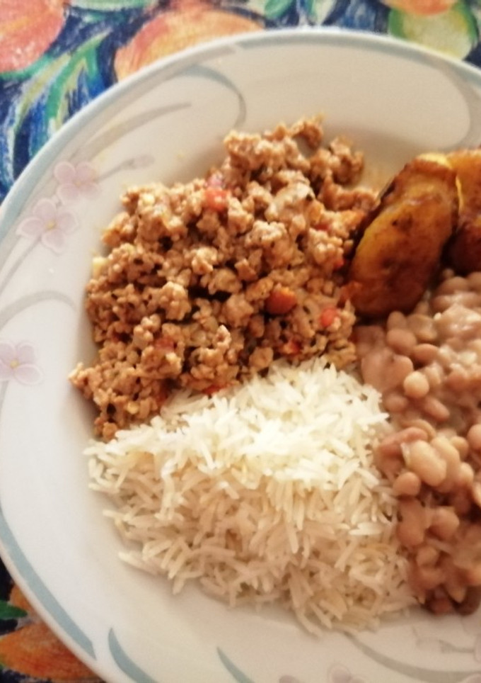 Una foto de Carne de cerdo molida con curry amarillo tailandés