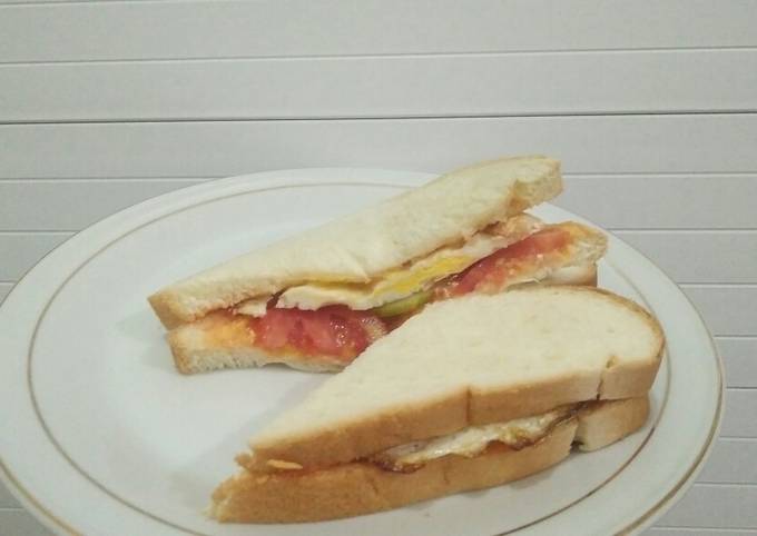 Resep Sandwich roti tawar telur ceplok oleh Sarahsyafinah - Cookpad