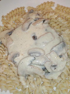 Una foto de Fideos con crema, champiñones y hamburguesa de soya