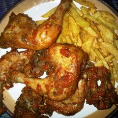 A picture of Chicken wit chips.