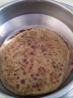 मटर के पराठा (Matar ke parathe recipe in Hindi) रेसिपी मुख्य फोटो