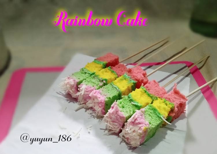 Langkah Mudah untuk Menyiapkan Sate Rainbow Cake Kukus Anti Gagal