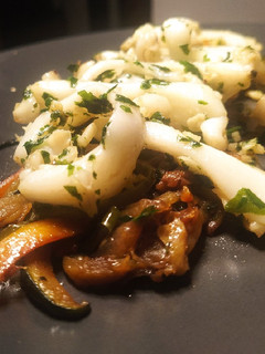 Una foto de Sepia con verduras salteadas
