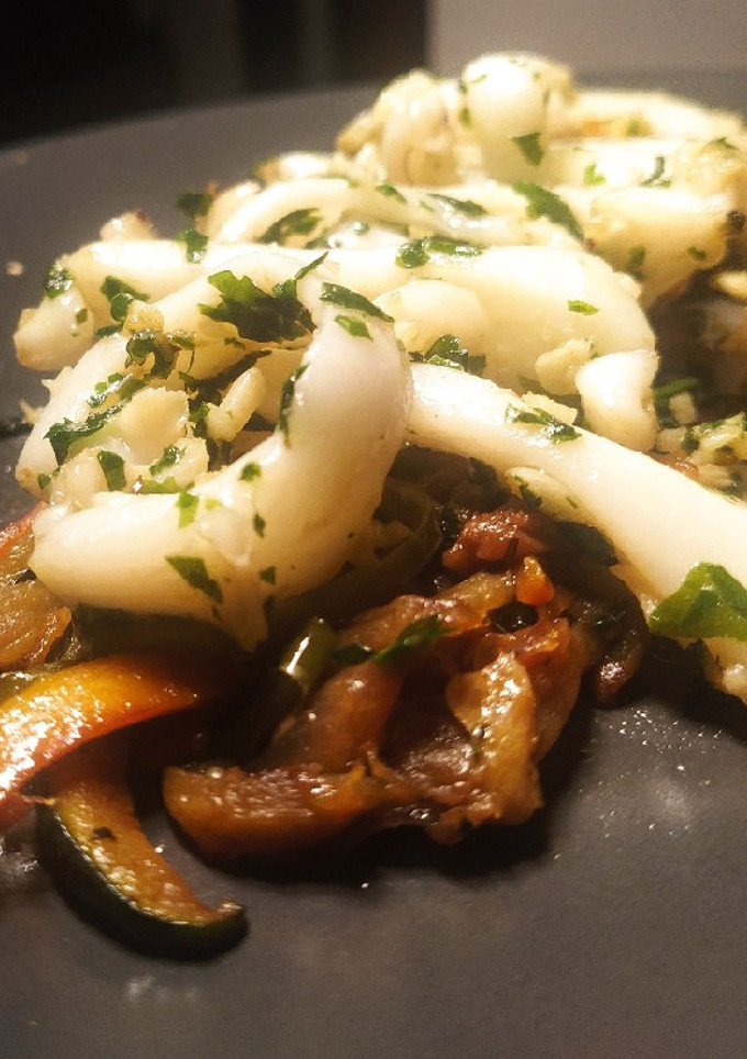 Una foto de Sepia con verduras salteadas