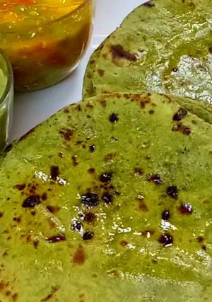 बथुए की रोटि (Bathue Ki Roti recipe in Hindi) रेसिपी मुख्य फोटो
