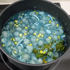 A picture of Sweet Sticky Rice in coconut milk with Longan and Butterfly pea #2.
