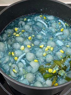 A picture of Sweet Sticky Rice in coconut milk with Longan and Butterfly pea #2.