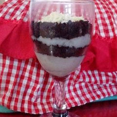 A picture of Oreo Cheese Cake in A Glass.