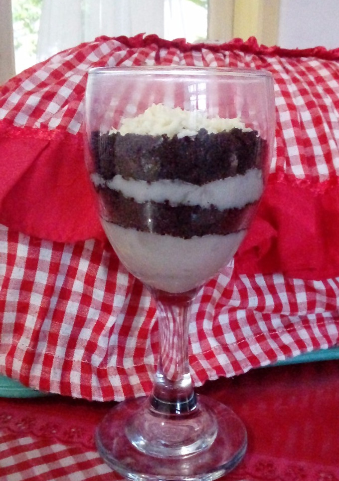 A picture of Oreo Cheese Cake in A Glass.