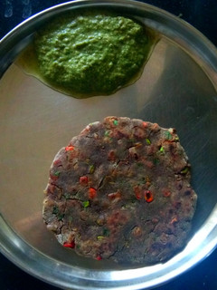 स्पाइसी रागी पराठा (spicy ragi paratha recipe in Hindi) रेसिपी मुख्य फोटो