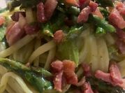 Una foto di pasta con pancetta