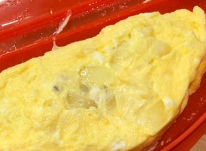 Foto principal de Tortilla francesa de atún y cebolla en Lékué Omelette al microondas