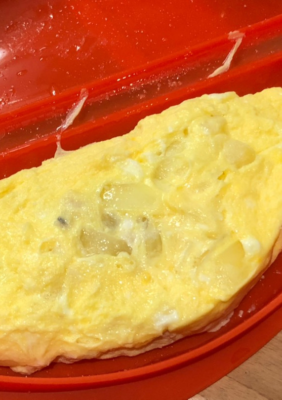 Una foto de Tortilla francesa de atún y cebolla en Lékué Omelette al microondas