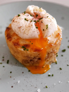 Una foto de Patatas enmascaradas gratinadas al allioli y huevo poché trufado