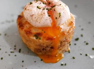 Foto principal de Patatas enmascaradas gratinadas al allioli y huevo poché trufado