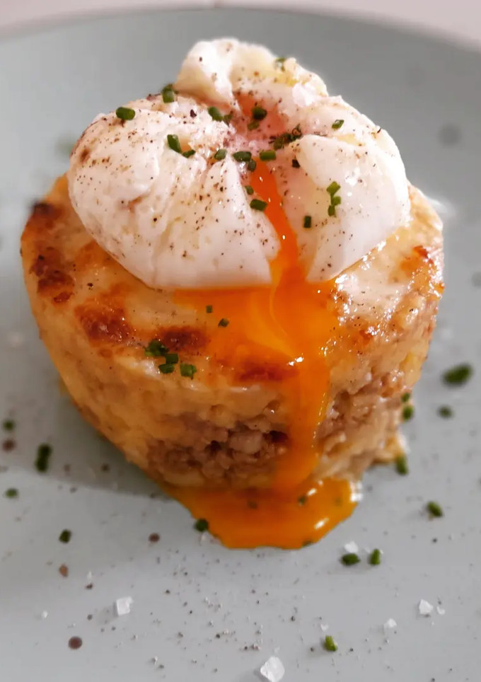 Una foto de Patatas enmascaradas gratinadas al allioli y huevo poché trufado