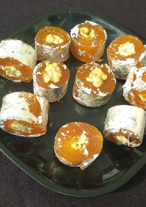 ड्राई फ्रूट आम पापड़ रोल (Dry fruit Aam papad roll recipe in Hindi) रेसिपी मुख्य फोटो