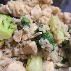 A picture of Oyster Sauce Chicken, Brown Rice, and Broccoli.