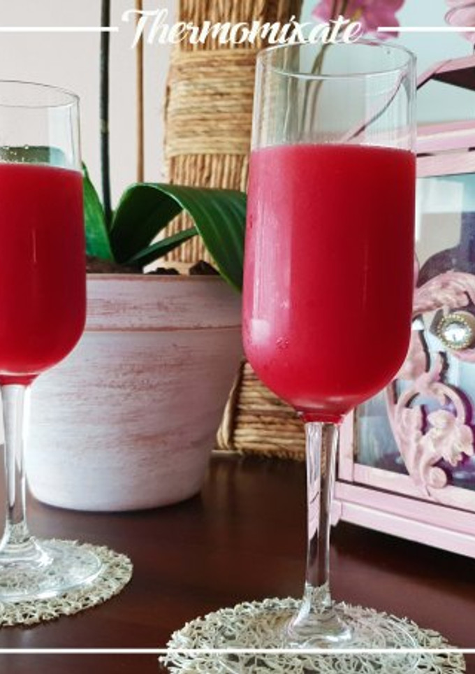 Una foto de Cóctel de cava y frutos rojos con Thermomix
