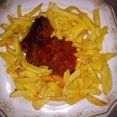 A picture of Chips and sauce.