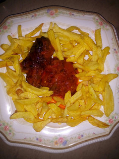 A picture of Chips and sauce.