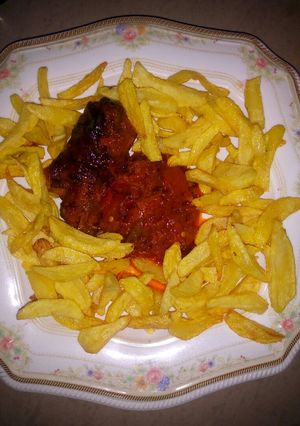 A picture of Chips and sauce.