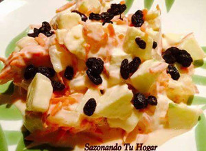 Una foto de Ensalada de zanahoria con manzana y piña🍎🍍