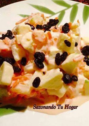 Una foto de Ensalada de zanahoria con manzana y piña🍎🍍
