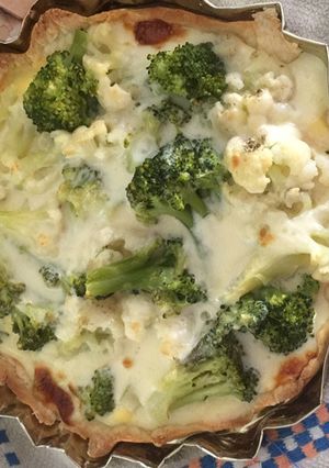 Una foto de Tarta individual de brócoli y coliflor con queso