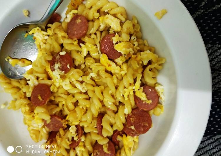 Bagaimana Membuat Fusili goreng telur sosis Anti Gagal