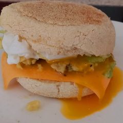My Avocado,Cheese & Poached Egg Muffin 🤩 A picture of My Avocado,Cheese & Poached Egg Muffin 🤩.