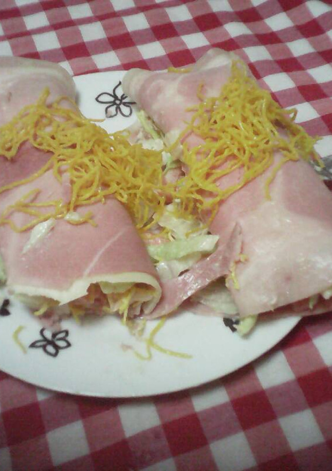 Una foto de Rollos de jamón york con queso y huevo hilado