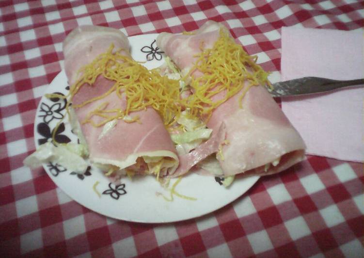 Rollos de jamón york con queso y huevo hilado