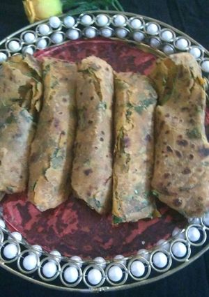 A picture of Methi prathas.