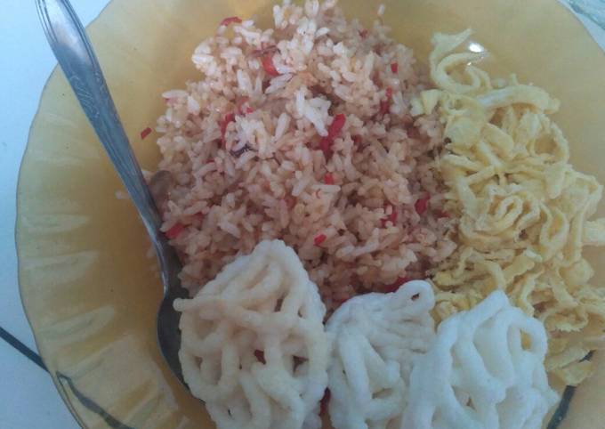 Bagaimana cara memasak Nasi Goreng Sambal Terasi + Telur Dadar Iris dijamin sesuai selera