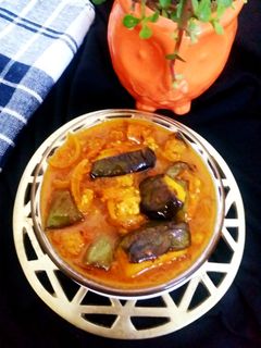 कश्मीरी बैंगन टमाटर की सब्जी (kashmiri baingan tamatar ki sabzi recipe in Hindi) रेसिपी मुख्य फोटो