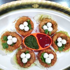 A picture of Super Crispy Bird Nest with eggs.