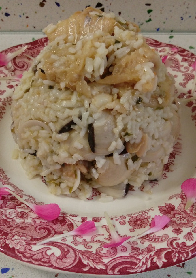 Una foto de Arroz con bacalao al pil pil y almejas